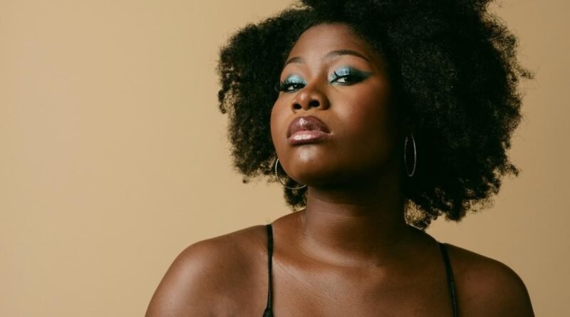 Maquiagem para pele negra: 7 dicas para arrasar na make