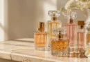 Melhores perfumes femininos importados: 10 opções em 2026 melhores perfumes femininos importados em frascos elegantes sobre uma mesa