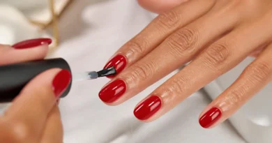 top coat aplicado sobre esmalte colorido nas unhas