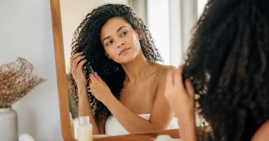 cabelo cacheado com definição, volume e aparência saudável