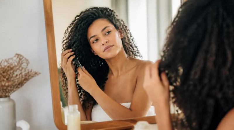 cabelo cacheado com definição, volume e aparência saudável
