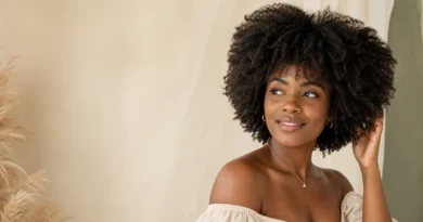 Mulher brasileira com cabelo crespo natural e volumoso representando as curvaturas 4A, 4B e 4C