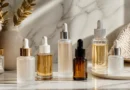 Séruns faciais indicados para pele negra organizados sobre uma bancada de skincare.
