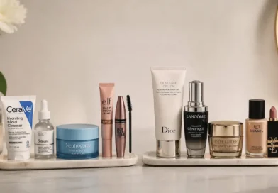 Produtos de farmácia tão bons quanto os de grife organizados sobre uma bancada de skincare e maquiagem.
