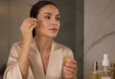 Retinol para que serve: mulher aplicando produto de skincare com retinol na rotina de cuidados com a pele