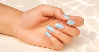 unhas aqua glazed em azul claro com acabamento perolado e brilho translúcido