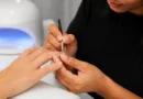 banho de gel aplicado em unhas naturais