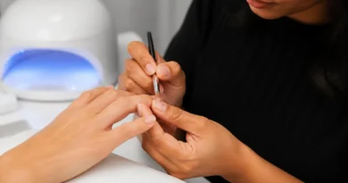 banho de gel aplicado em unhas naturais