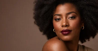 mulher negra usando batom vinho em maquiagem elegante