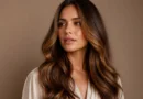 cabelo castanho iluminado com reflexos suaves em tons de mel e caramelo