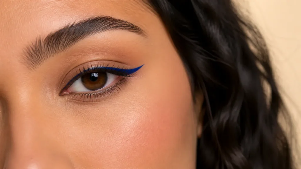 delineado azul fino em maquiagem colorida leve e elegante