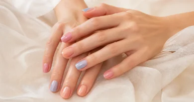 jelly nails em tons translúcidos de rosa, pêssego e azul com brilho delicado