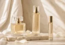 frascos de perfume sem marca e body mist em composição elegante sobre tecido claro
