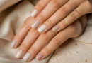 unhas linen nails em bege rosado com acabamento suave e textura delicada