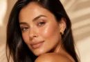 maquiagem bronze suave com pele iluminada, blush quente e olhos em tons dourados