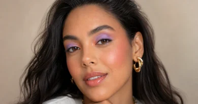 maquiagem colorida com sombra lilás, blush rosado e pele iluminada