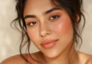 maquiagem pêssego monocromática com blush cremoso, sombra suave e lábios glossy