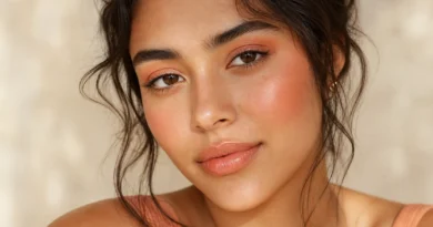 maquiagem pêssego monocromática com blush cremoso, sombra suave e lábios glossy