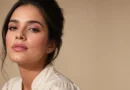 Maquiagem rosa: 20 ideias sofisticadas para usar blush, sombra e batom maquiagem rosa sofisticada com blush esfumado, sombra rosada e lábios brilhantes