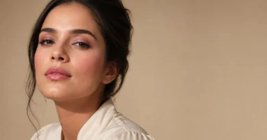 maquiagem rosa sofisticada com blush esfumado, sombra rosada e lábios brilhantes