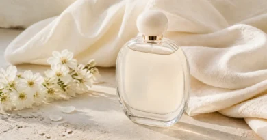 frasco de perfume elegante sobre tecido claro com flores brancas e luz suave