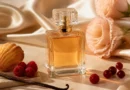frasco de perfume gourmand com baunilha, frutas vermelhas e flores em composição editorial