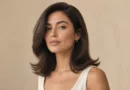 cabelo castanho médio com pontas viradas para fora e movimento suave