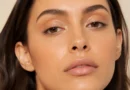 maquiagem com sombra glossy champanhe e brilho delicado nas pálpebras