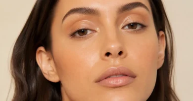 maquiagem com sombra glossy champanhe e brilho delicado nas pálpebras