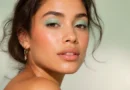 maquiagem com sombra verde pastel esfumada e pele leve