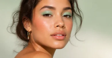 maquiagem com sombra verde pastel esfumada e pele leve