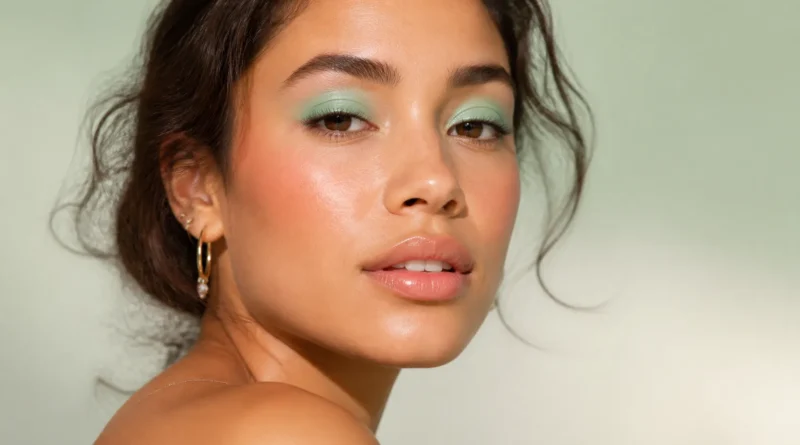 maquiagem com sombra verde pastel esfumada e pele leve
