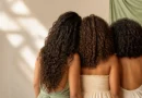 Diferentes tipos de cabelo cacheado representando as curvaturas 3A, 3B e 3C