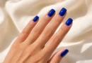 unhas azul-cobalto brilhantes em manicure elegante e moderna