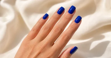 unhas azul-cobalto brilhantes em manicure elegante e moderna