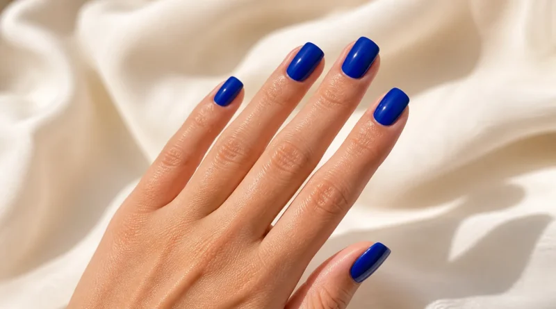 unhas azul-cobalto brilhantes em manicure elegante e moderna