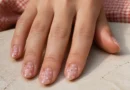 unhas com bolinhas delicadas em tons de rosa, branco e vermelho