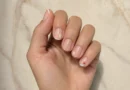 Unhas curtas decoradas: 25 ideias lindas e fáceis de adaptar unhas curtas decoradas com flores, francesinha e detalhes minimalistas