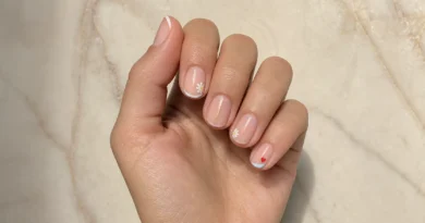 unhas curtas decoradas com flores, francesinha e detalhes minimalistas