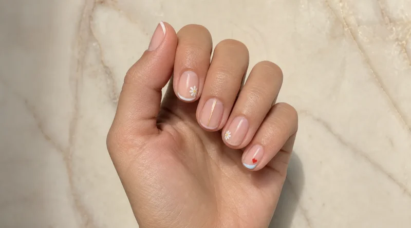 unhas curtas decoradas com flores, francesinha e detalhes minimalistas