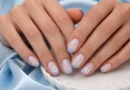 unhas decoradas azul-claro e branco com francesinha e flores delicadas