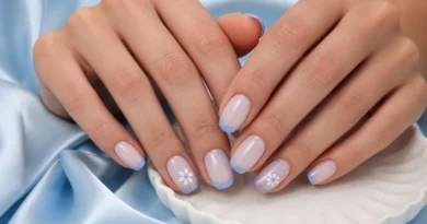 unhas decoradas azul-claro e branco com francesinha e flores delicadas