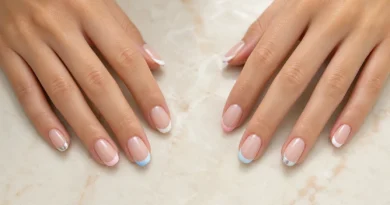 unhas decoradas em francesinha com pontas brancas, rosas, azuis e com brilho