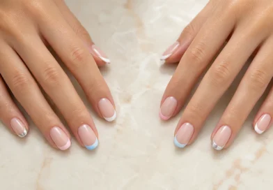 unhas decoradas em francesinha com pontas brancas, rosas, azuis e com brilho