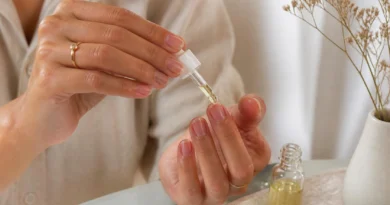 unhas descamando nas pontas recebendo cuidados de hidratação