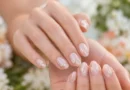 unhas florais minimalistas em base nude com flores pequenas e delicadas