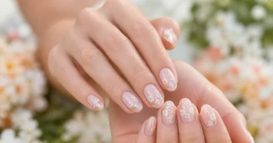 unhas florais minimalistas em base nude com flores pequenas e delicadas