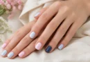 unhas listradas delicadas em rosa, azul-claro e branco com acabamento elegante