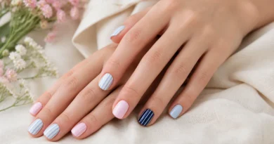 unhas listradas delicadas em rosa, azul-claro e branco com acabamento elegante