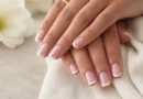 unhas minimalistas elegantes com rosa leitoso e francesinha fina